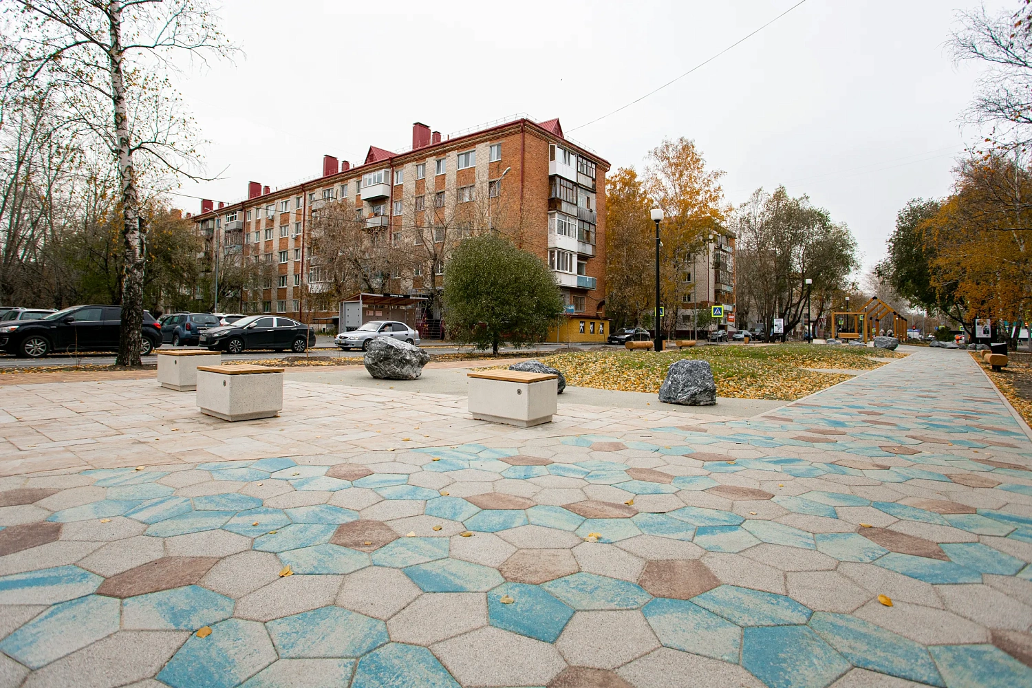 Аллея Первых на проезде Геологоразведчиков в Тюмени