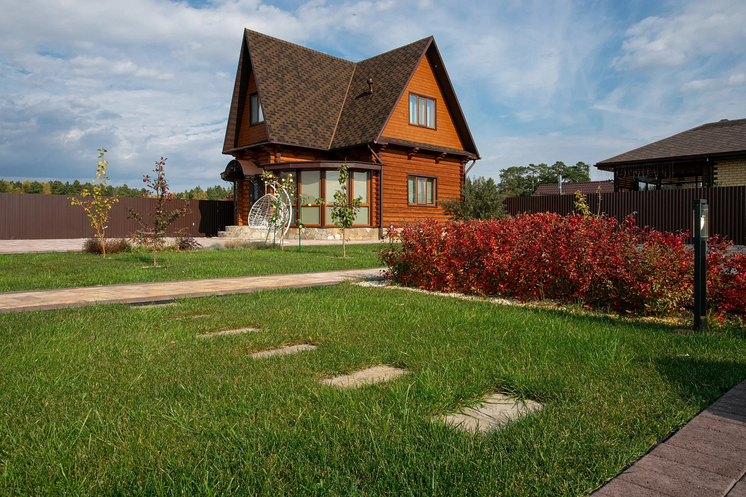 Благоустройство участка под ключ с тротуарными дорожками цвета Клен