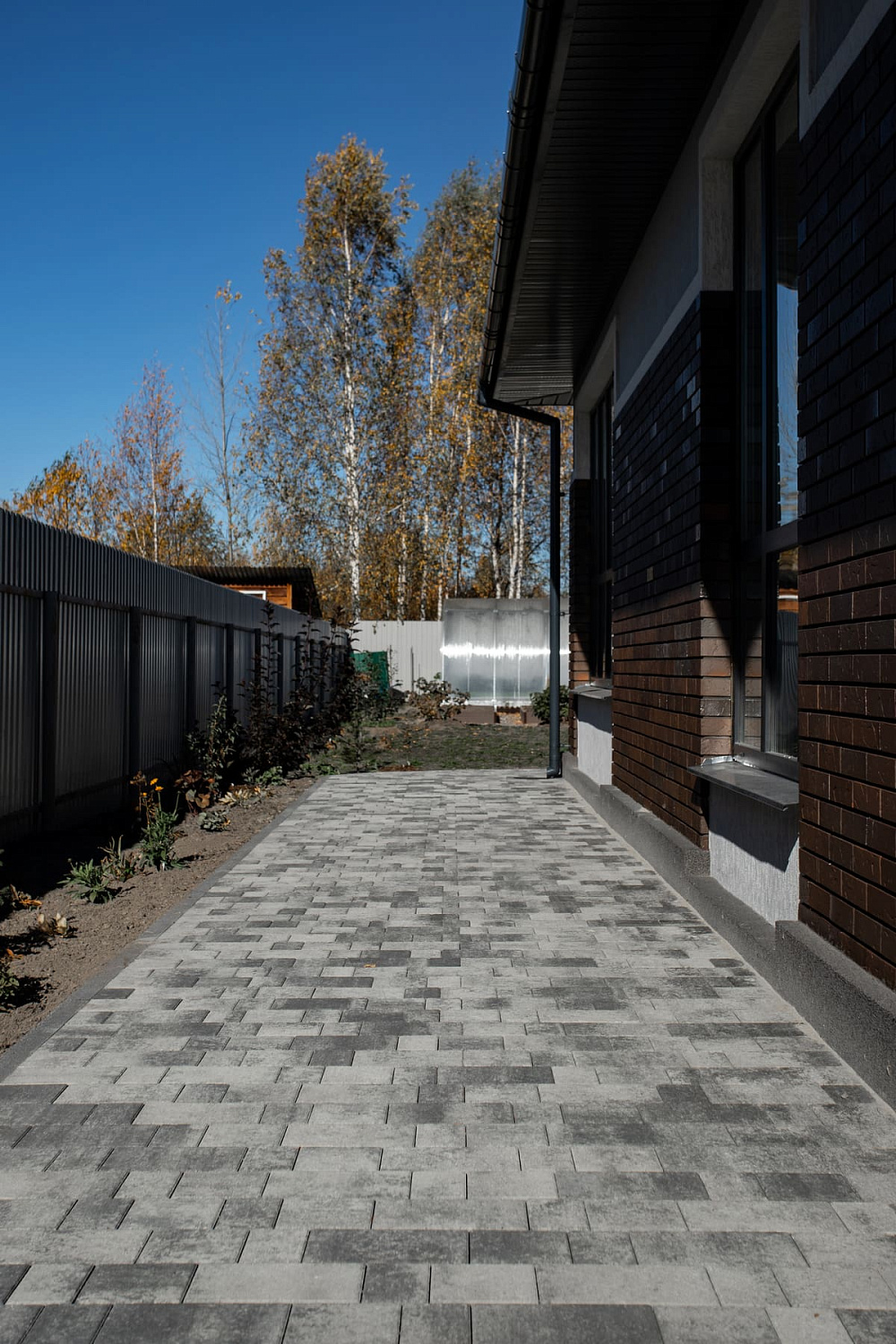 Благоустройство дома: плитка в цвете Антрацит и шаговые дорожки Благоустройство дома: плитка в цвете Антрацит и шаговые дорожки