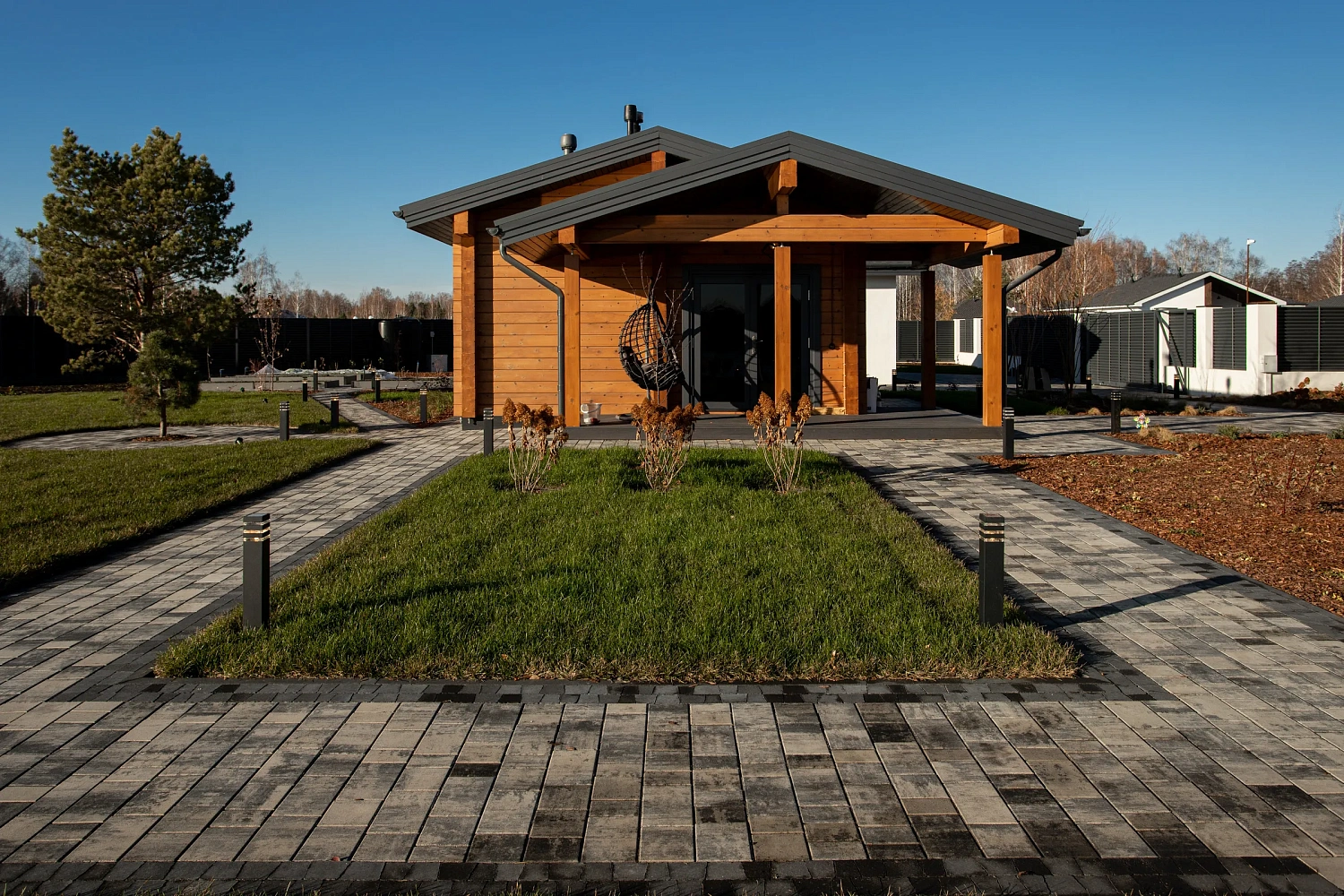 Укладка тротуарной плиты на участке с озером