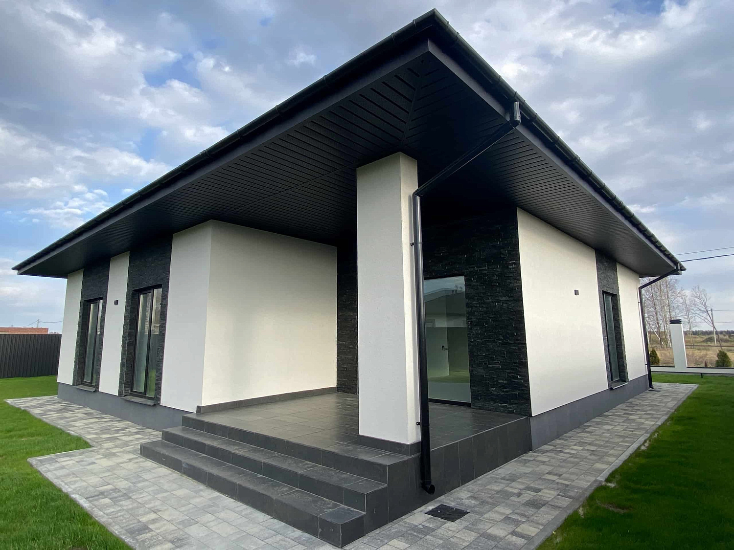 Частная территория с плиткой Старый Город в цвете Антрацит Частная территория с плиткой Старый Город в цвете Антрацит