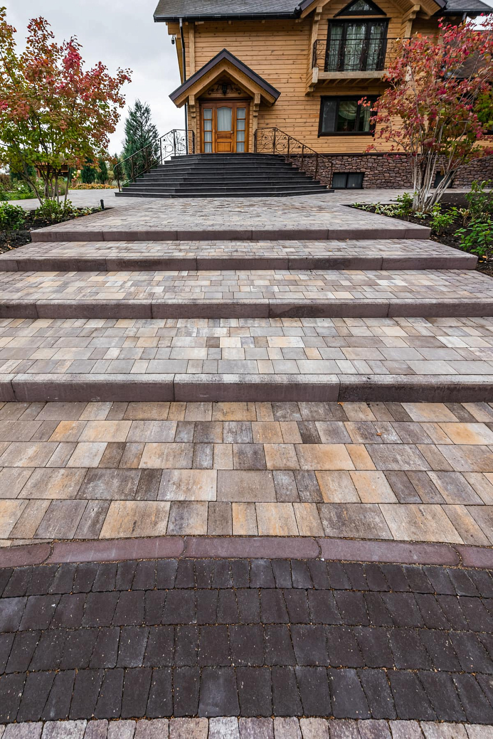 Оформление брусчаткой частного дома в Винзилях