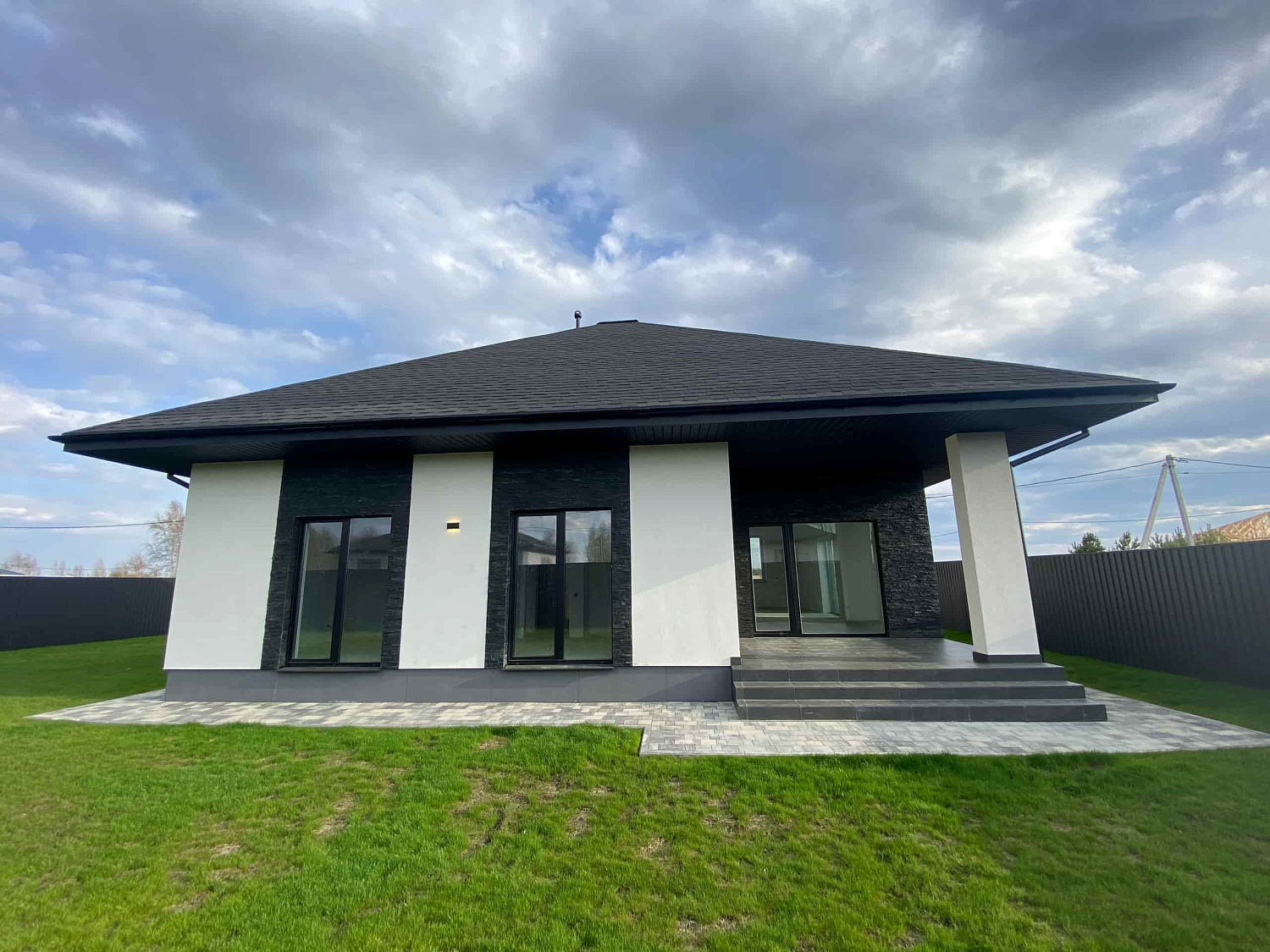 Частная территория с плиткой Старый Город в цвете Антрацит Частная территория с плиткой Старый Город в цвете Антрацит