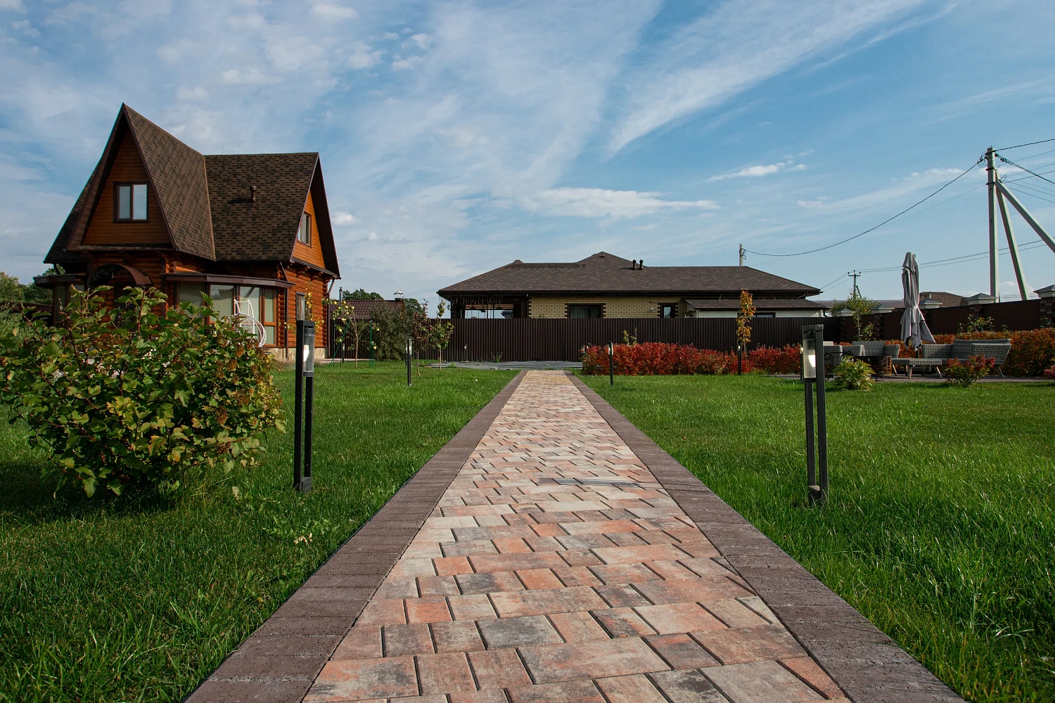 Благоустройство участка под ключ с тротуарными дорожками цвета Клен