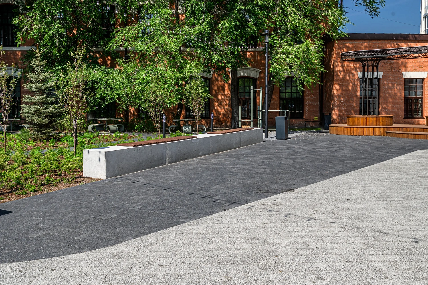 Сквер с историей географов открыли по улице Дзержинского в Тюмени