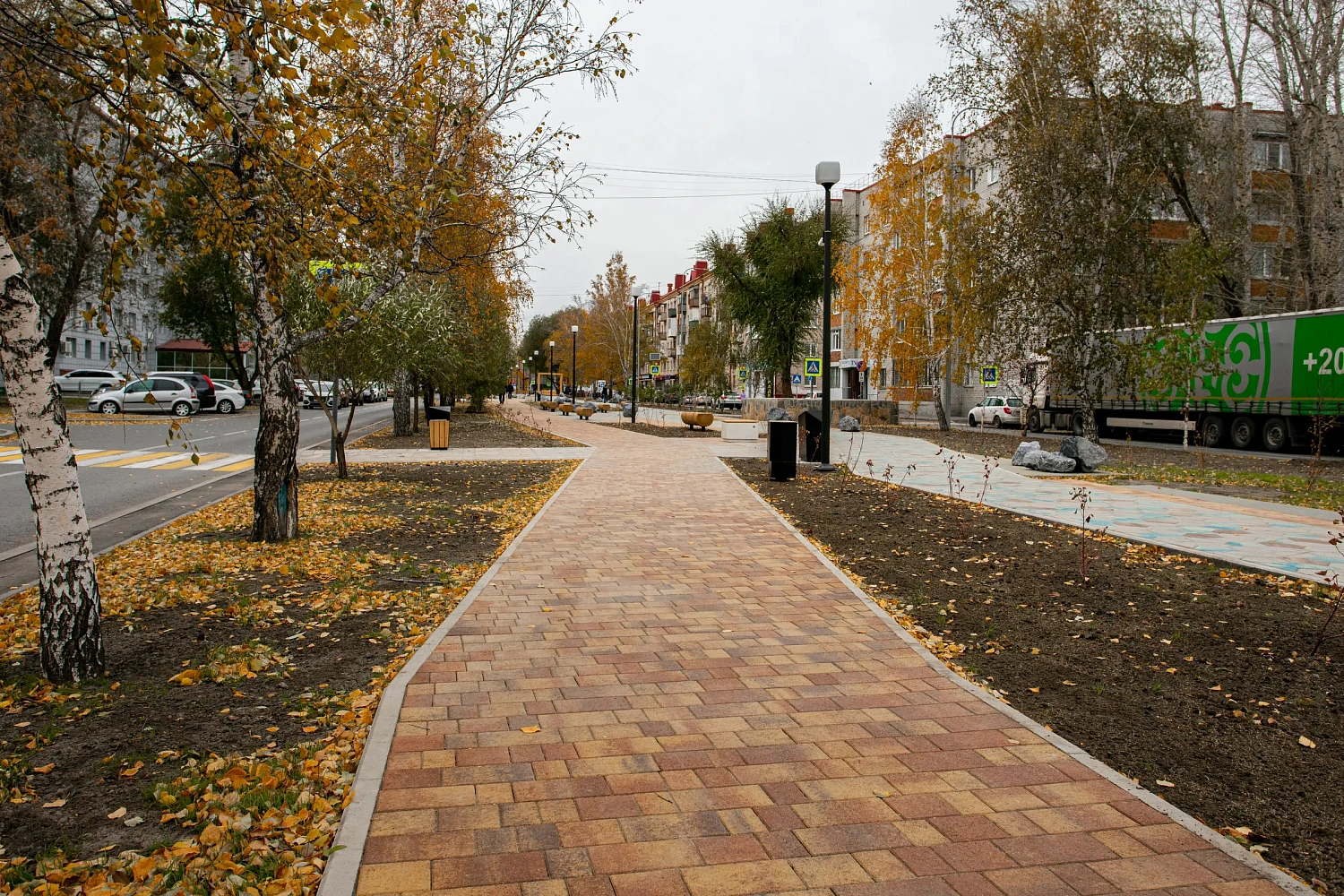 Аллея Первых на проезде Геологоразведчиков в Тюмени