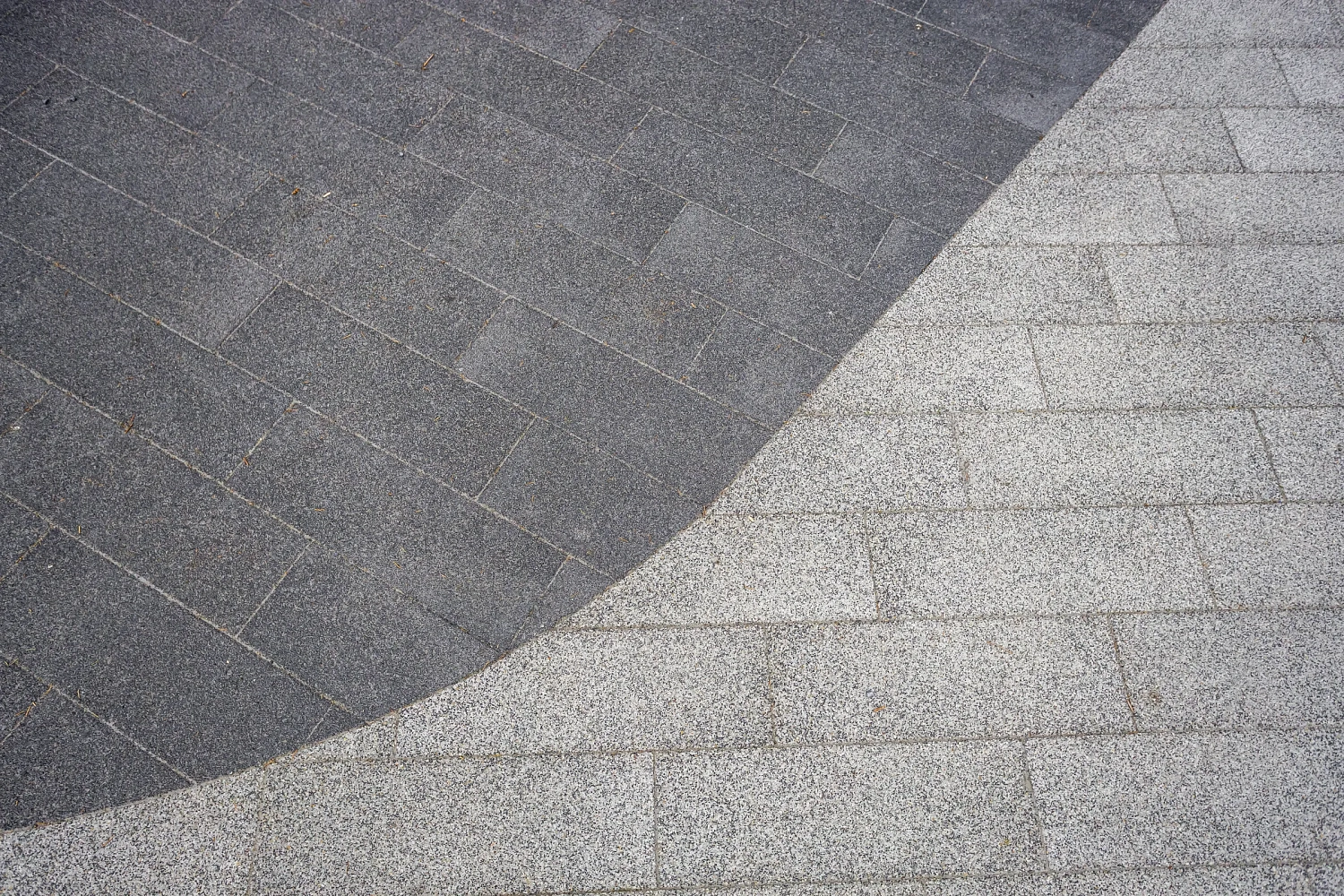 Сквер с историей географов открыли по улице Дзержинского в Тюмени