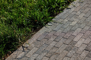 Купить бордюры БРШ.50.20.8 гранит листопад (бело-черно-коричневый) - Старый Замок от производителя - «Поревит»