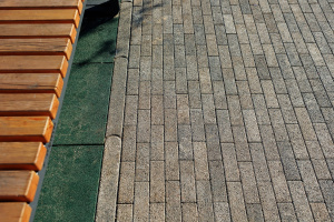 Купить бордюры БРШ.50.20.8 гранит листопад (бело-черно-коричневый) - Старый Замок от производителя - «Поревит»